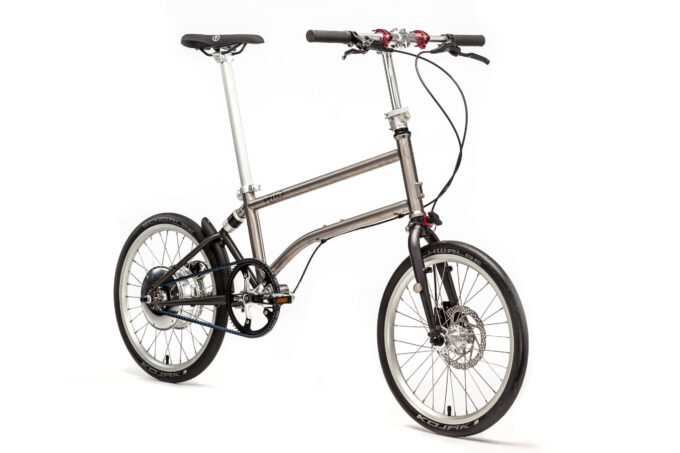 Das Vello Bike+ Titan ist das edelste Faltrad mit Motorunterstützung. Wunderbar leicht, stabil und edel ist es ein verlässlicher Begleiter - für Städter, Pendler, Städtereisende, Urlauber und Weltenbummler. Du kannst es leicht tragen, kostenlos in Bus & Bahn mitnehmen, im Kofferraum, Caravan oder auf dem Boot verstauen. Vor Ort vergrößerst du deinen Bewegungsradius enorm und fährst mit den 20" Reifen sehr komfortabel - so wie mit einem normalen Fahrrad. me and my bicycle ist Vello Partnerhändler in Düsseldorf. Im Laden in der Nordstraße sind immer mehrere Vellobikes vorrätig. Probefahrten sind ausdrücklich erwünscht. Wir freuen uns auf deinen Besuch. Vello kaufen - me and my bicycle - Düsseldorf - Vello Händler in Düsseldorf - Vello Bike+ Titan - Falt-E-Bike - Vello Bike Plus Titan - leichtes Faltrad mit Motor - edle Titan Ausführung - Zehus-Motor - Rekuperation - gates carbon drive - Shimano - faltbares E-Bike aus Wien - geniales Klapprad mit elektrischem Antrieb - faltbares Pedelec - Vello Händler in Düsseldorf - große Auswahl an Vellobikes - kurze Lieferzeiten – kleines Packmaß – geringes Gewicht