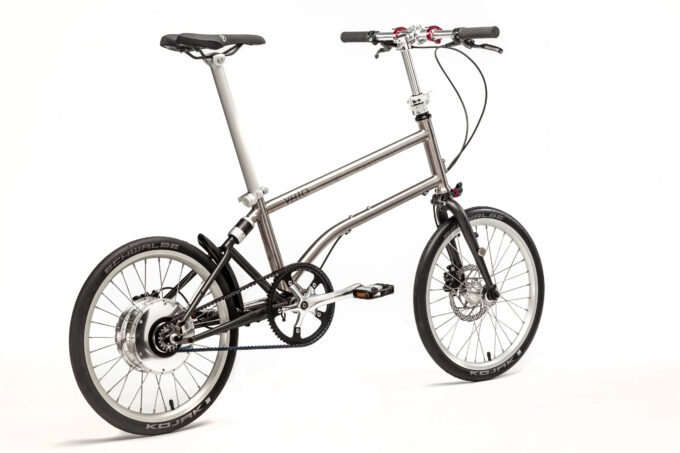Das Vello Bike+ Titan ist das edelste Faltrad mit Motorunterstützung. Wunderbar leicht, stabil und edel ist es ein verlässlicher Begleiter - für Städter, Pendler, Städtereisende, Urlauber und Weltenbummler. Du kannst es leicht tragen, kostenlos in Bus & Bahn mitnehmen, im Kofferraum, Caravan oder auf dem Boot verstauen. Vor Ort vergrößerst du deinen Bewegungsradius enorm und fährst mit den 20" Reifen sehr komfortabel - so wie mit einem normalen Fahrrad. me and my bicycle ist Vello Partnerhändler in Düsseldorf. Im Laden in der Nordstraße sind immer mehrere Vellobikes vorrätig. Probefahrten sind ausdrücklich erwünscht. Wir freuen uns auf deinen Besuch. Vello kaufen - me and my bicycle - Düsseldorf - Vello Händler in Düsseldorf - Vello Bike+ Titan - Falt-E-Bike - Vello Bike Plus Titan - leichtes Faltrad mit Motor - edle Titan Ausführung - Zehus-Motor - Rekuperation - gates carbon drive - Shimano - faltbares E-Bike aus Wien - geniales Klapprad mit elektrischem Antrieb - faltbares Pedelec - Vello Händler in Düsseldorf - große Auswahl an Vellobikes - kurze Lieferzeiten – kleines Packmaß – geringes Gewicht