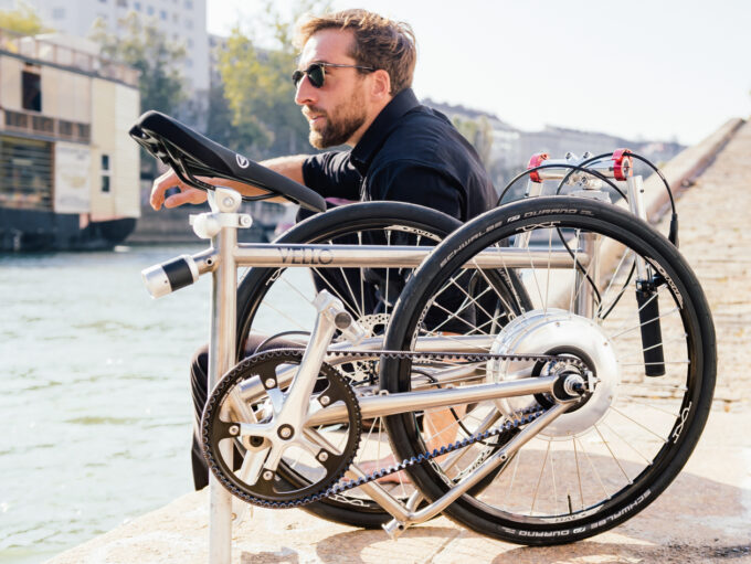 Das Vello Bike+ Titan ist das edelste Faltrad mit Motorunterstützung. Wunderbar leicht, stabil und edel ist es ein verlässlicher Begleiter - für Städter, Pendler, Städtereisende, Urlauber und Weltenbummler. Du kannst es leicht tragen, kostenlos in Bus & Bahn mitnehmen, im Kofferraum, Caravan oder auf dem Boot verstauen. Vor Ort vergrößerst du deinen Bewegungsradius enorm und fährst mit den 20" Reifen sehr komfortabel - so wie mit einem normalen Fahrrad. me and my bicycle ist Vello Partnerhändler in Düsseldorf. Im Laden in der Nordstraße sind immer mehrere Vellobikes vorrätig. Probefahrten sind ausdrücklich erwünscht. Wir freuen uns auf deinen Besuch. Vello kaufen - me and my bicycle - Düsseldorf - Vello Händler in Düsseldorf - Vello Bike+ Titan - Falt-E-Bike - leichtes Faltrad mit Motor - edle Titan Ausführung - Zehus-Motor - Rekuperation - gates carbon drive - Shimano - faltbares E-Bike aus Wien - geniales Klapprad mit elektrischem Antrieb - faltbares Pedelec - Vello Händler in Düsseldorf - große Auswahl an Vellobikes - kurze Lieferzeiten – kleines Packmaß – geringes Gewicht